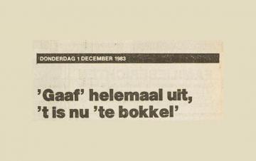 Bladeren in oude kranten en magazines